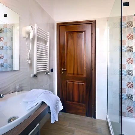 Pinto-storey Hotel 3*